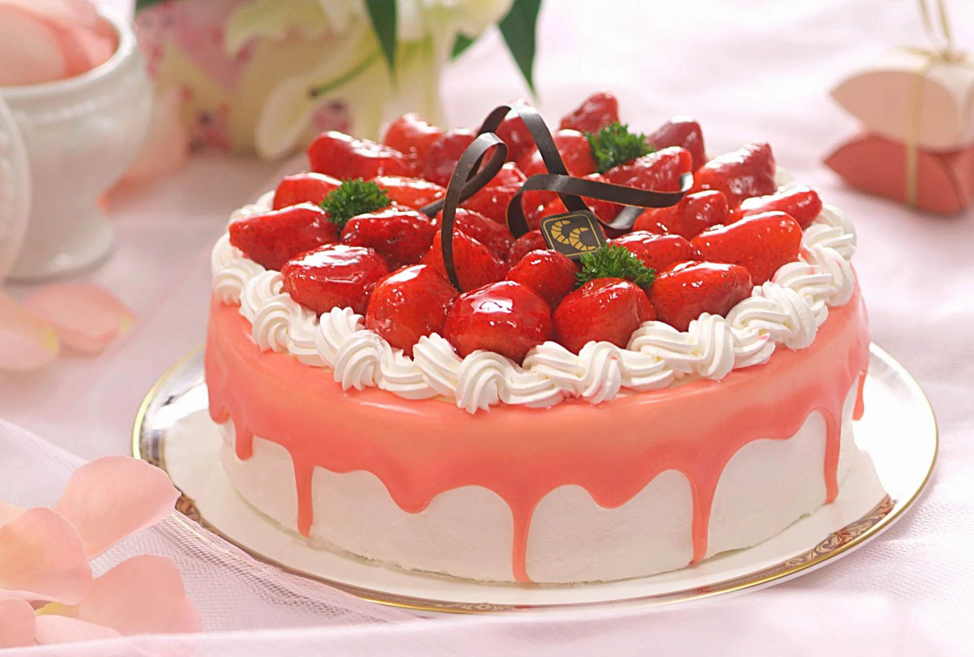 Pastel de fresa romántico