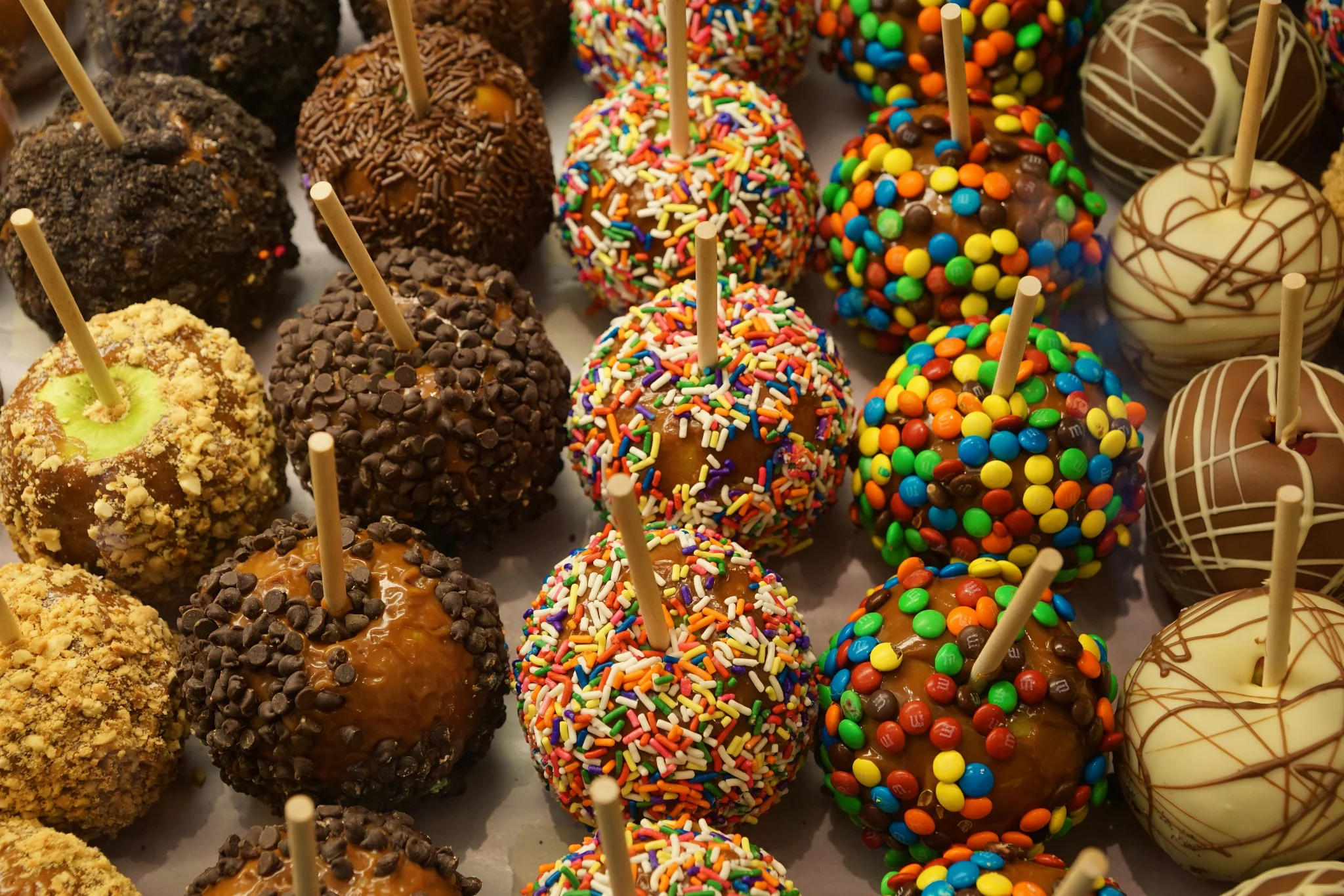 Sweet Autumn Feast: Colorful Caramel Apples and Caramel Apples
